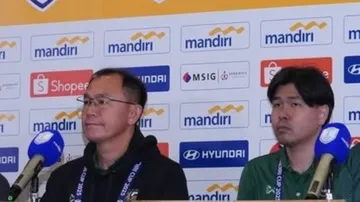 Pelatih Thailand Thawatchai Damrong-Ongtrakul (kiri)/IG Federasi Sepakbola Thailand