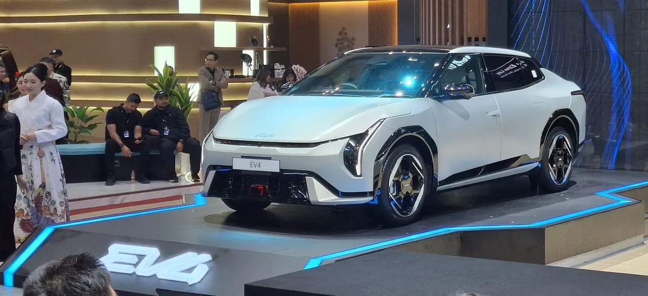 PT Kreta Indo Artha perkenalkan sedan listrik Kia EV4 di GIIAS 2025. (Chadie)