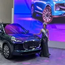 Peluncuran brand Lepas sekaligus perkenalan model perdana SUV Lepas L8 bersama Miss Universe di GIIAS 2025. (Chadie)