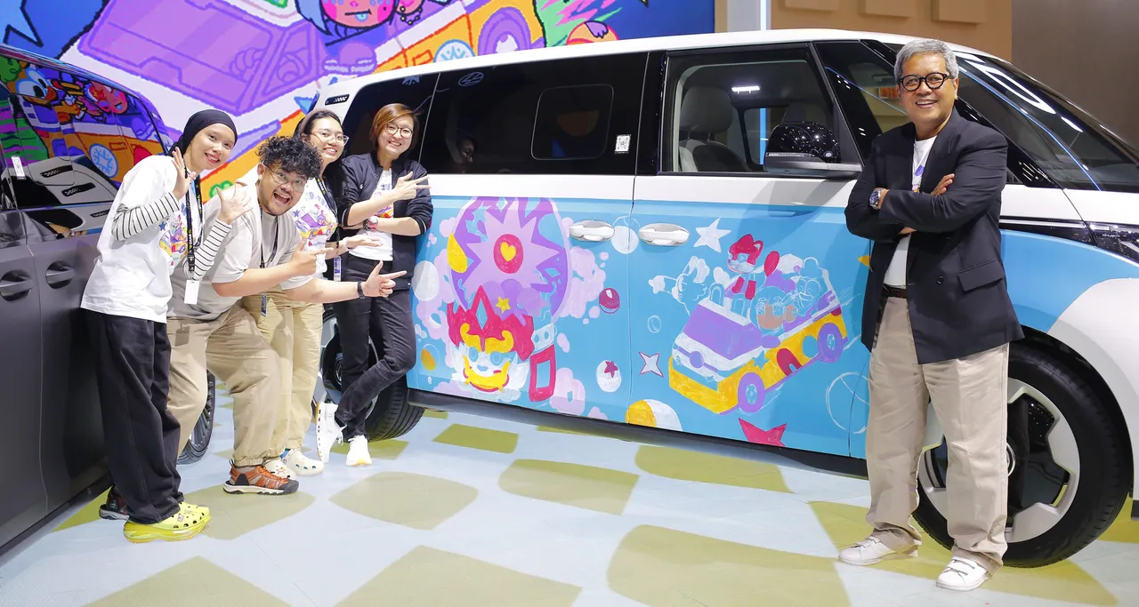 Beemala dan Tenka Street serta Wakil Menteri Ekraf RI Irene Umar berfoto bersama Head of Sales & Marketing Volkswagen Indonesia Ahmad Badawi. (GMM)