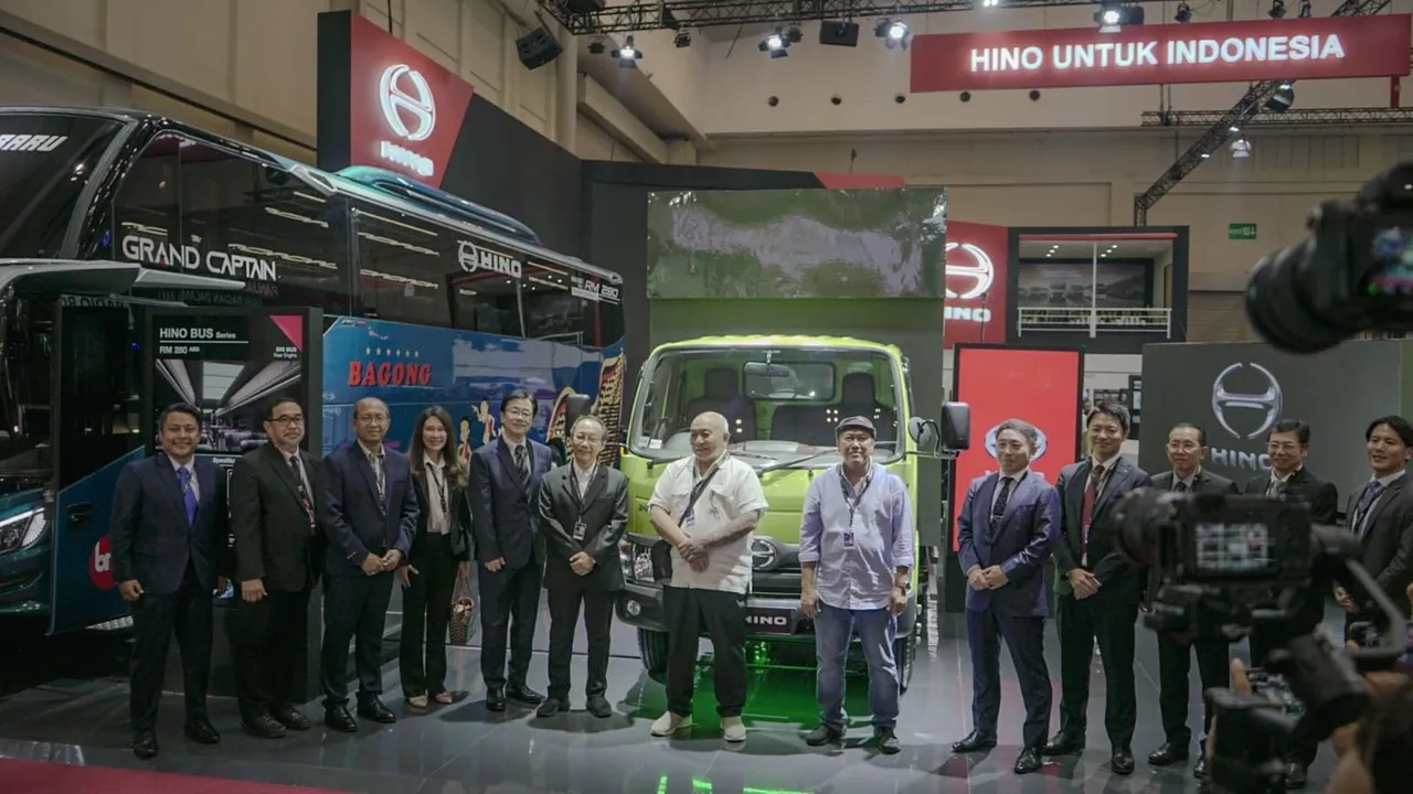 HMSI serahkan unit perdana Hino 300 Series – 136 MDLR kepada Jasa Berdikari Logistics Tbk. (HMSI)