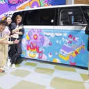 Beemala dan Tenka Street serta Wakil Menteri Ekraf RI Irene Umar berfoto bersama Head of Sales & Marketing Volkswagen Indonesia Ahmad Badawi. (GMM)