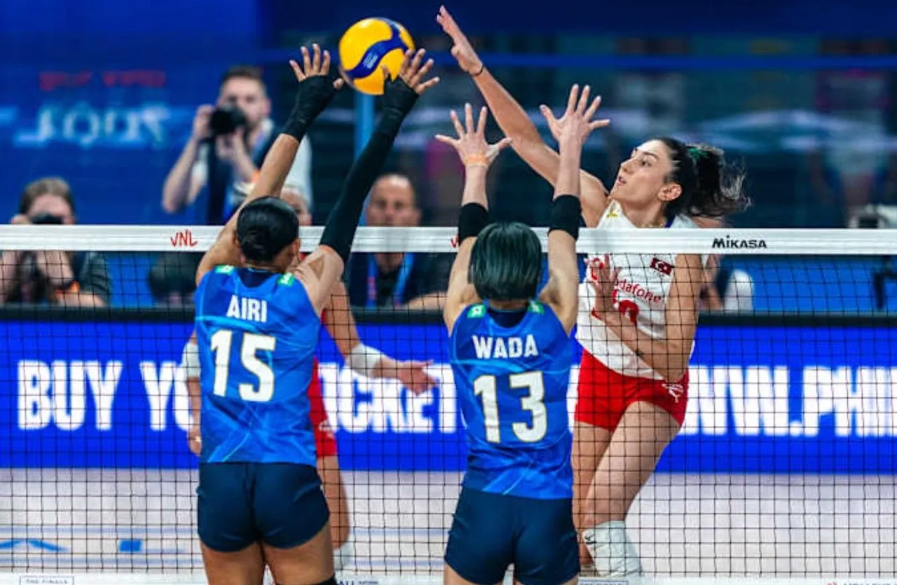 Jepang menang dramatis saat lawan Turki di perempat final VNL 2025 putri/foto: Volleyball World