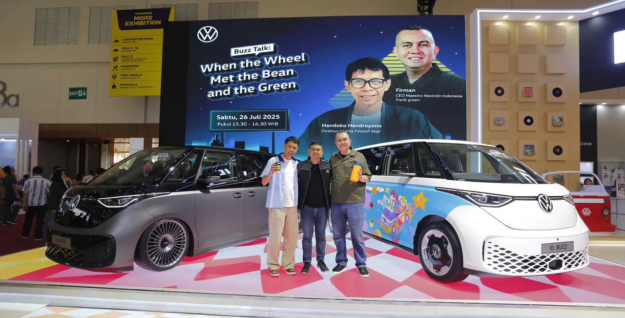 Dirut Filosofi Kopi Handoko Hendroyono bersama CEO Frank Green Indonesia Firman, dan Head of Marketing and Communication Department GMM Rony Syarif (tengah) di GIIAS 2025. (GMM)