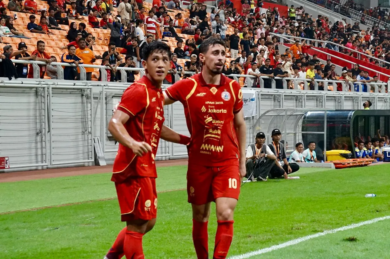 Selebrasi dua Pemain Persija, Eksel Runtukahu dan Gustavo Franca/Hadi Febriansyah