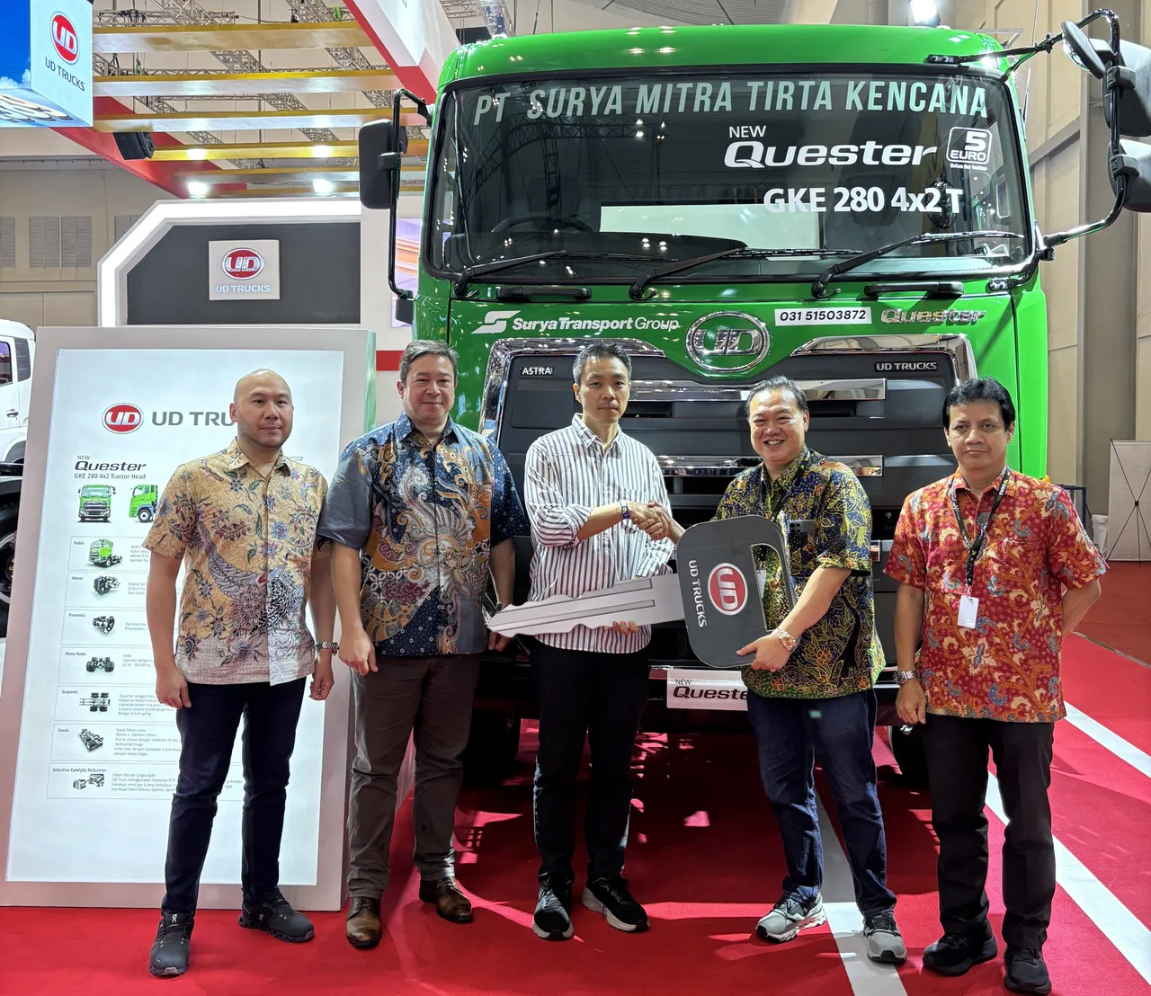 Seremoni serah terima Quester Euro 5 dari UD Trucks Indonesia ke PT Surya Mitra Tirta Kencana. (Astra UD Trucks)