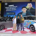 Dirut Filosofi Kopi Handoko Hendroyono bersama CEO Frank Green Indonesia Firman, dan Head of Marketing and Communication Department GMM Rony Syarif (tengah) di GIIAS 2025. (GMM) - Dirut Filosofi Kopi Handoko Hendroyono bersama CEO Frank Green Indonesia Firman, dan Head of Marketing and Communication Department GMM Rony Syarif (tengah) di GIIAS 2025. (GMM)
