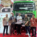 Seremoni serah terima Quester Euro 5 dari UD Trucks Indonesia ke PT Surya Mitra Tirta Kencana. (Astra UD Trucks) - Seremoni serah terima Quester Euro 5 dari UD Trucks Indonesia ke PT Surya Mitra Tirta Kencana. (Astra UD Trucks)