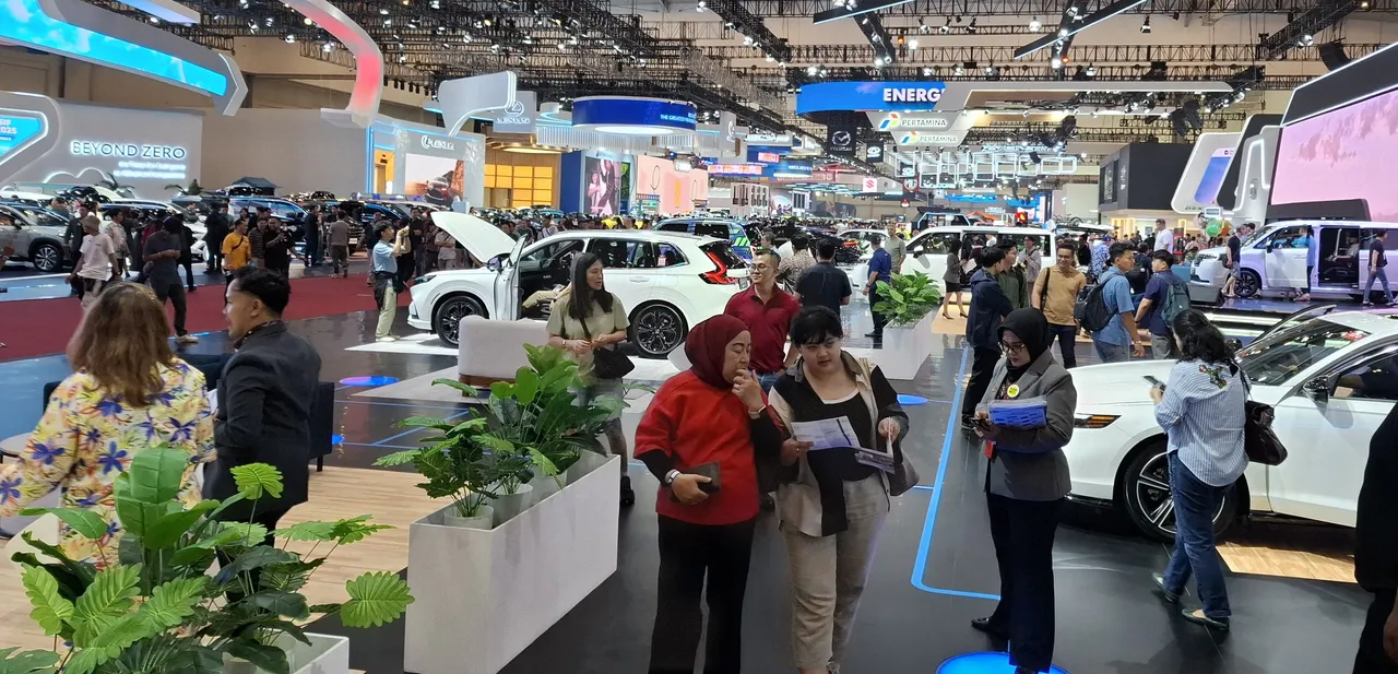 Suasana pameran GIIAS 2025 di ICE BSD City, Tangerang. (Chadie)