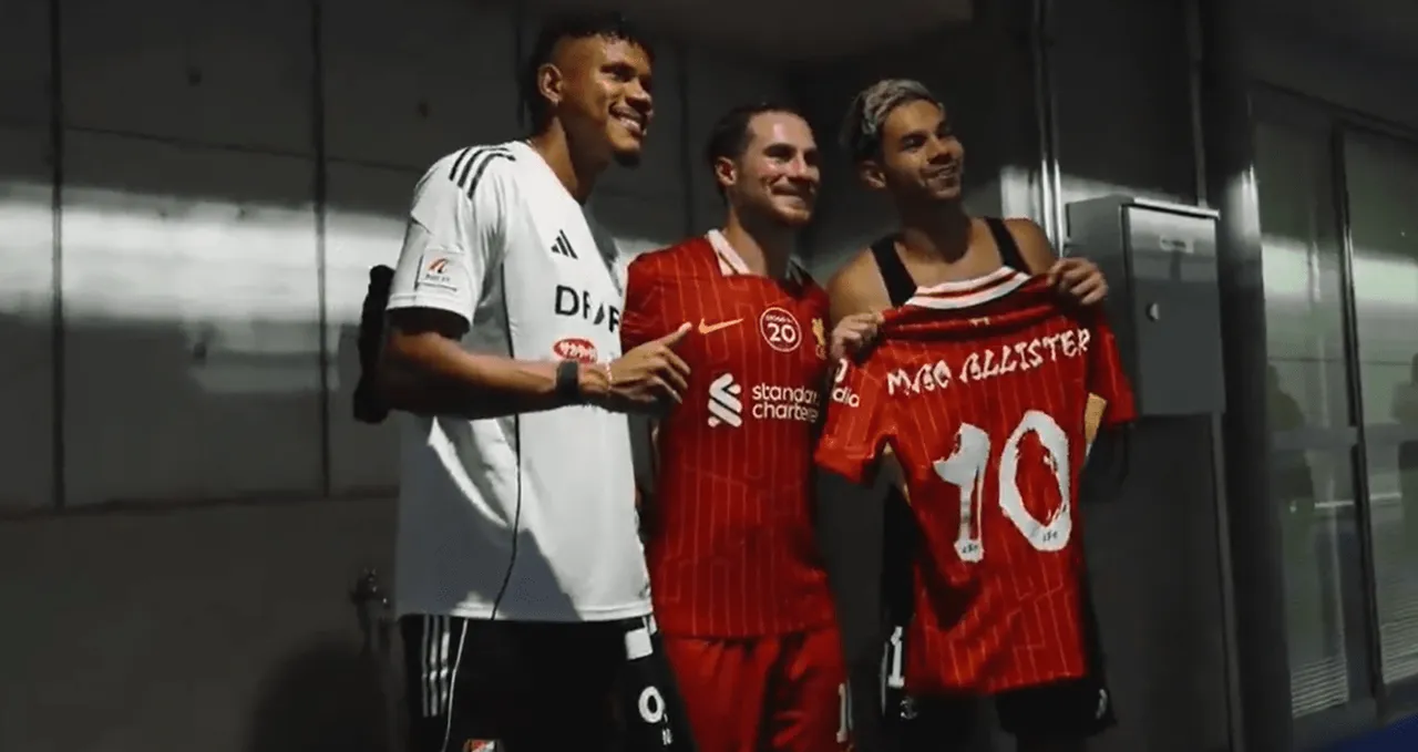 Sandy Walsh Tukar Jersey dengan Alexis MacAllister/Foto: Tangkap Layar X 