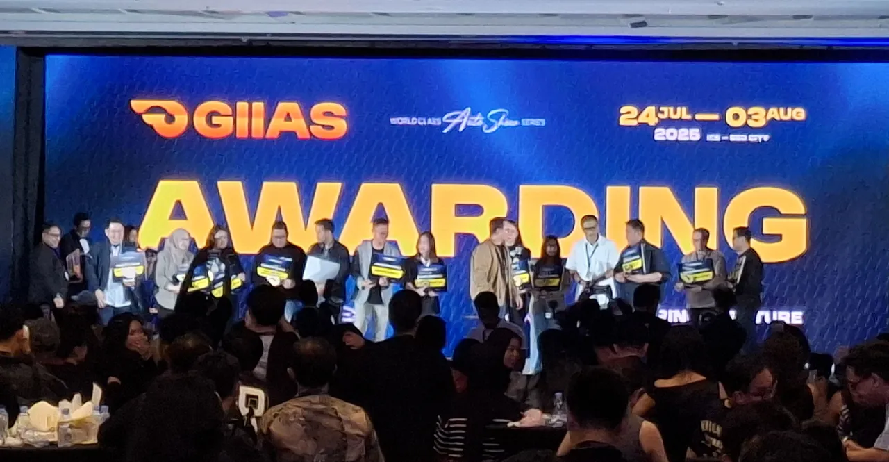 Awarding Night menjadi puncak acara Exhibitor Night yang menandai berakhirnya ajang GIIAS 2025. (Chadie)