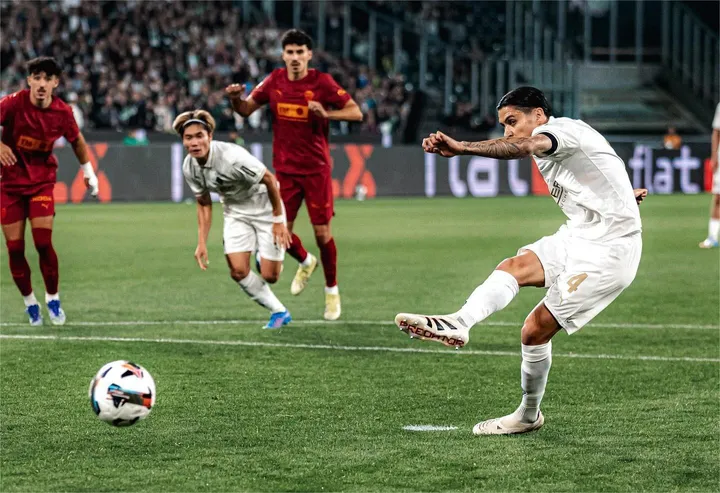 Kevin Diks mencatak gol bersama Borussia Moenchengladbach