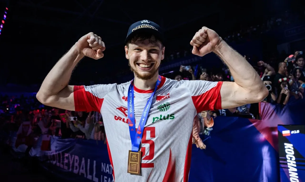 Jakub Kochanowski raih penghargaan best middle blocker dan MVP di VNL 2025 putra/foto: Volleyball World