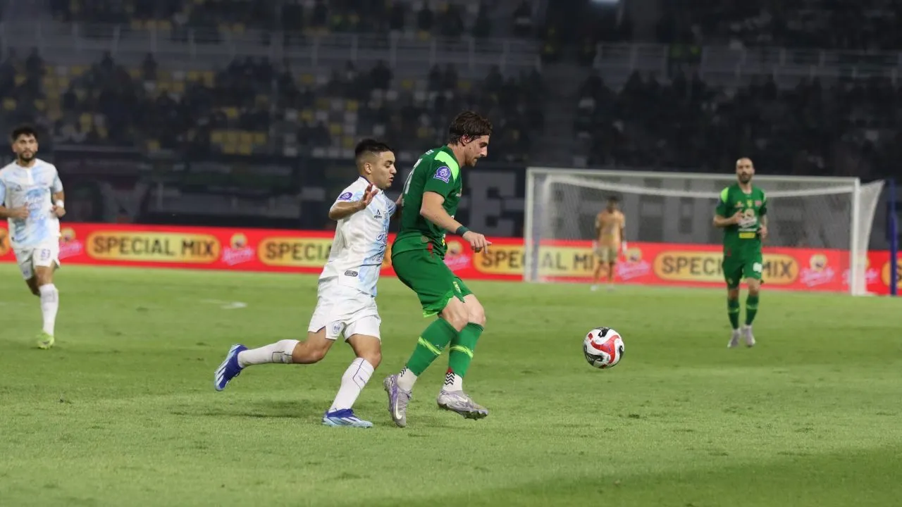Persebaya Surabaya vs PSIM Yogyakarta Super League 2025/2026.
