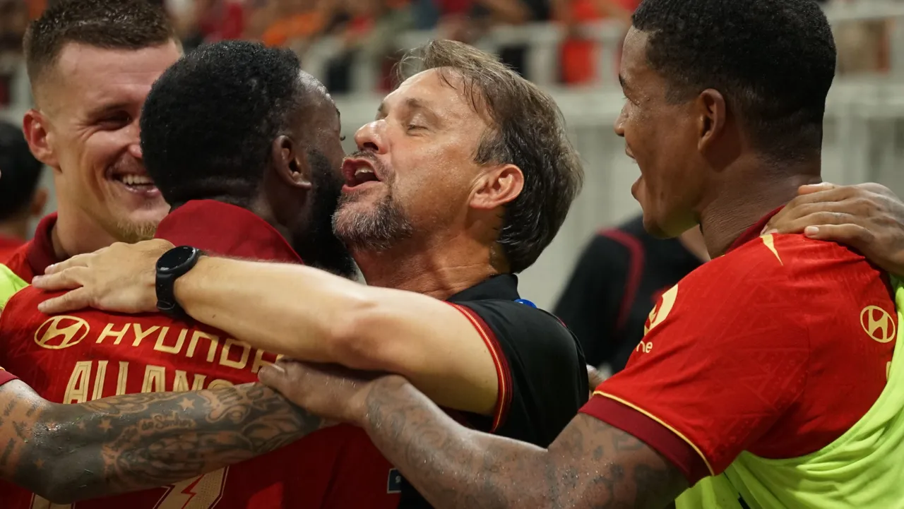 Selebrasi pelatih Persija, Mauricio Souza bersama pemain/Hadi Febriansyah