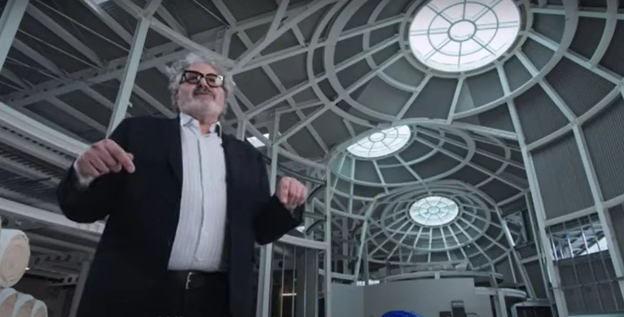 Perancang komplek baru Moto Guzzi CEO Piaggio Fast Forward Greg Lynn. (YouTube/Piaggio Indonesia)