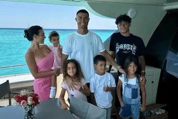Cristiano Ronaldo dengan kelima anaknya beserta Georgina Rodriguez (Instagram/cristiano)