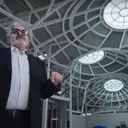 Perancang komplek baru Moto Guzzi CEO Piaggio Fast Forward Greg Lynn. (YouTube/Piaggio Indonesia)