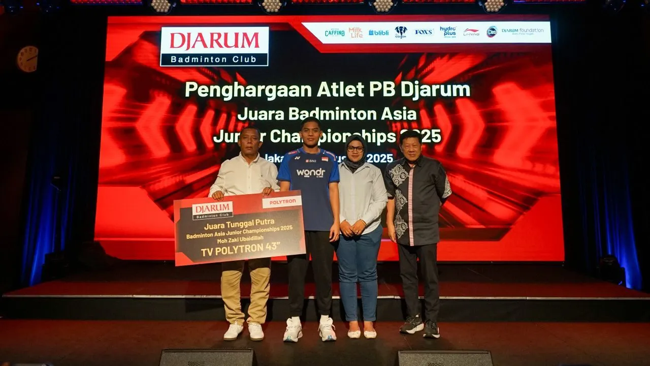Moh Zaki Ubaidillah menerima bonus dari PB Djarum/ Media PB Djarum