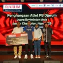 Moh Zaki Ubaidillah menerima bonus dari PB Djarum/ Media PB Djarum
