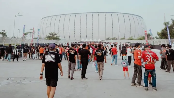 Jakmania padati JIS saat laga Persija vs Persita di Super League 2025/2026/foto: Ofisial Persija