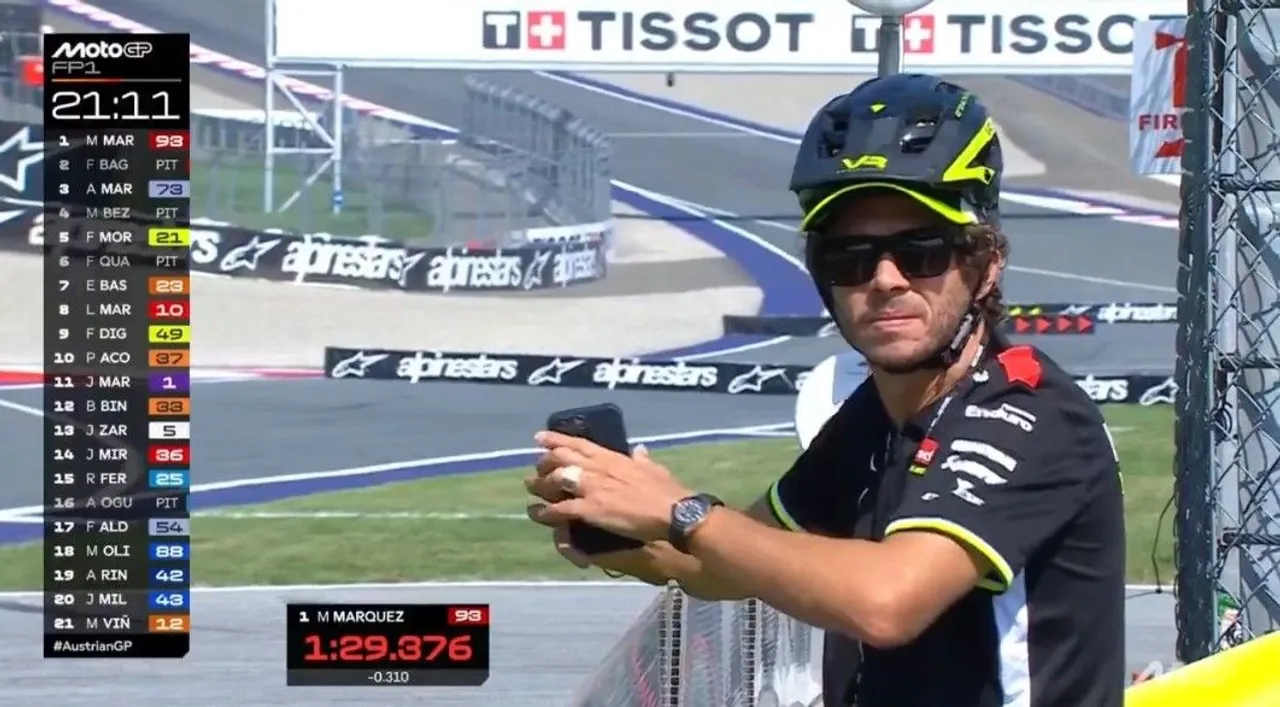 Valentino Rossi menyaksikan sesi FP1 MotoGP Austria 2025 dari samping trek/foto: X/MotoGP