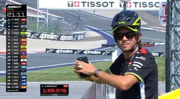 Valentino Rossi menyaksikan sesi FP1 MotoGP Austria 2025 dari samping trek/foto: X/MotoGP