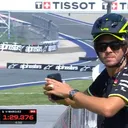 valentino rossi.jpg - Valentino Rossi menyaksikan sesi FP1 MotoGP Austria 2025 dari samping trek/foto: X/MotoGP