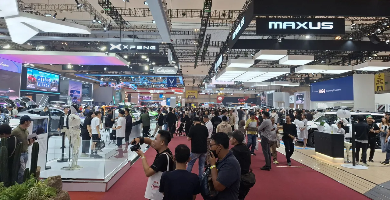 Gelaran GIIAS 2025 di ICE BSD City Tangerang berhasil memikat 485.569 orang pengunjung. (Chadie)