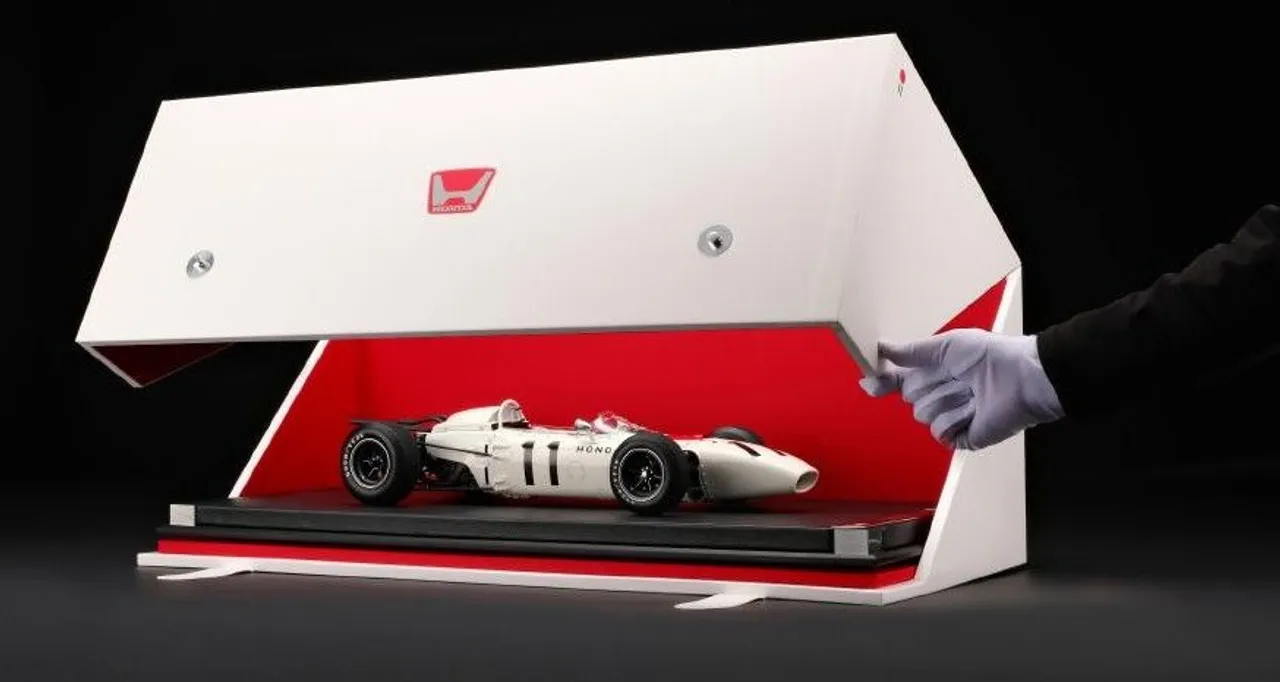 Miniatur Honda RA272 berskala 1:8. (HPM)