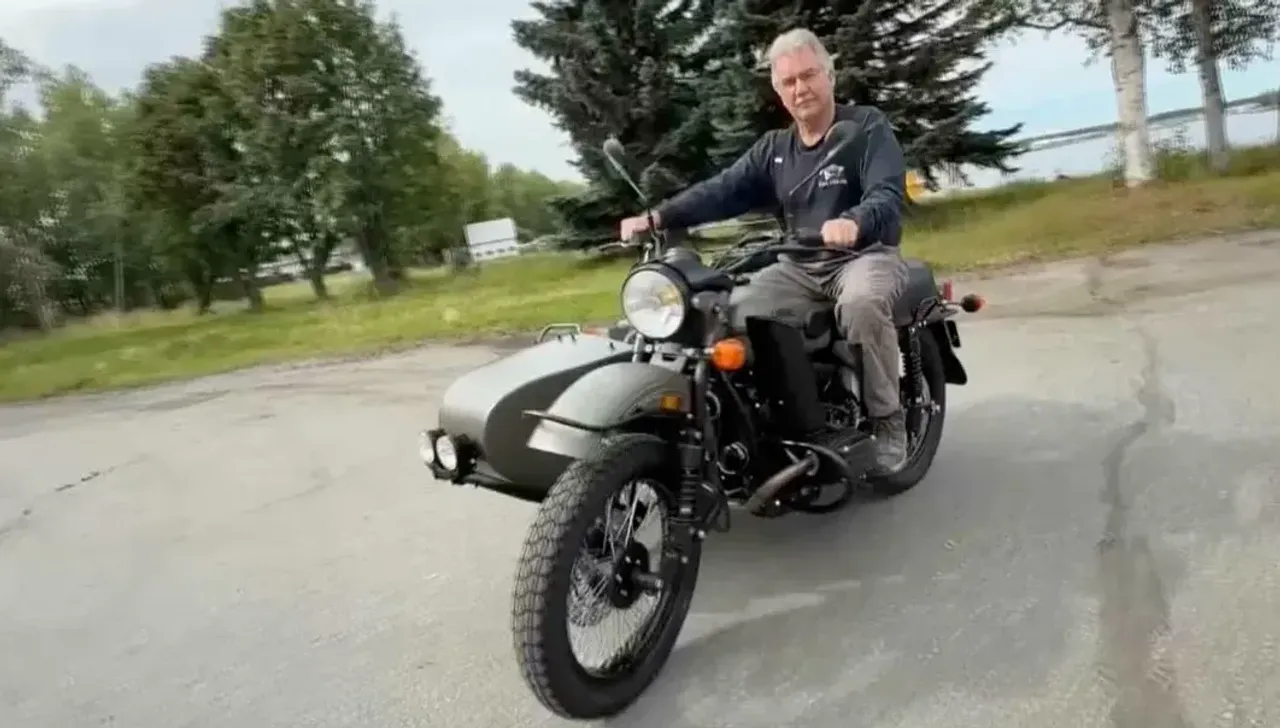 Mark Warren bersama Ural baru hadiah dari Presiden Putin saat kunjungan tak resminya ke Alaska. (VisorDown)