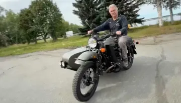 Mark Warren bersama Ural baru hadiah dari Presiden Putin saat kunjungan tak resminya ke Alaska. (VisorDown)
