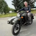 Mark Warren bersama Ural baru hadiah dari Presiden Putin saat kunjungan tak resminya ke Alaska. (VisorDown)