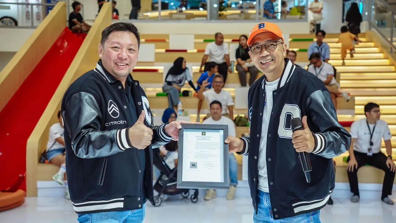 Head of Sales & Marketing Citroën Indonesia Ferdinan Hendra (kiri) bersama Ketua Umum Croisant Dudy Sulistyo. (IND)