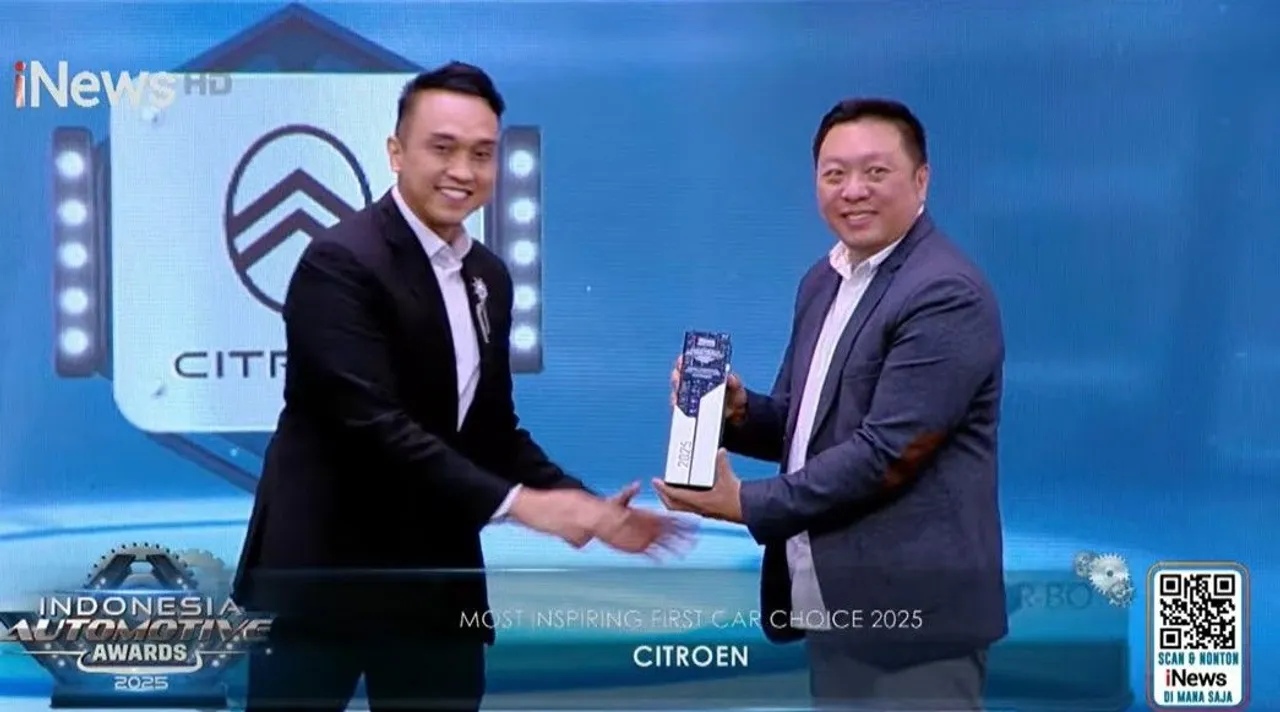 Aiman Wicaksono menyerahkan penghargaan Most Inspiring First Car kepada Sales & Marketing Division Head IND Ferdinan Hendra. (iNews)