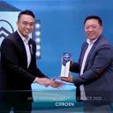 Aiman Wicaksono menyerahkan penghargaan Most Inspiring First Car kepada Sales & Marketing Division Head IND Ferdinan Hendra. (iNews)