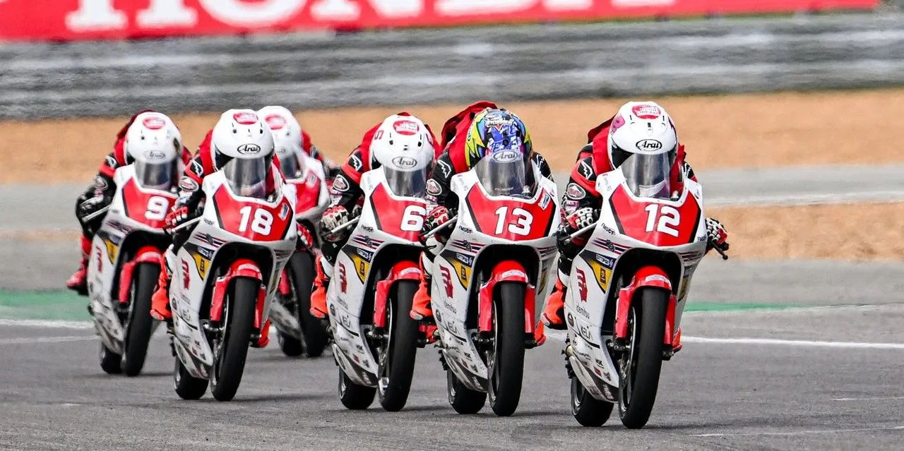 Bintang Pranata Sukma (No 13) melesat untuk kembali meraih podium pada ajang Thailand Talent Cup Seri Ke-3 di Chang International Circuit, Buriram. (AHM)