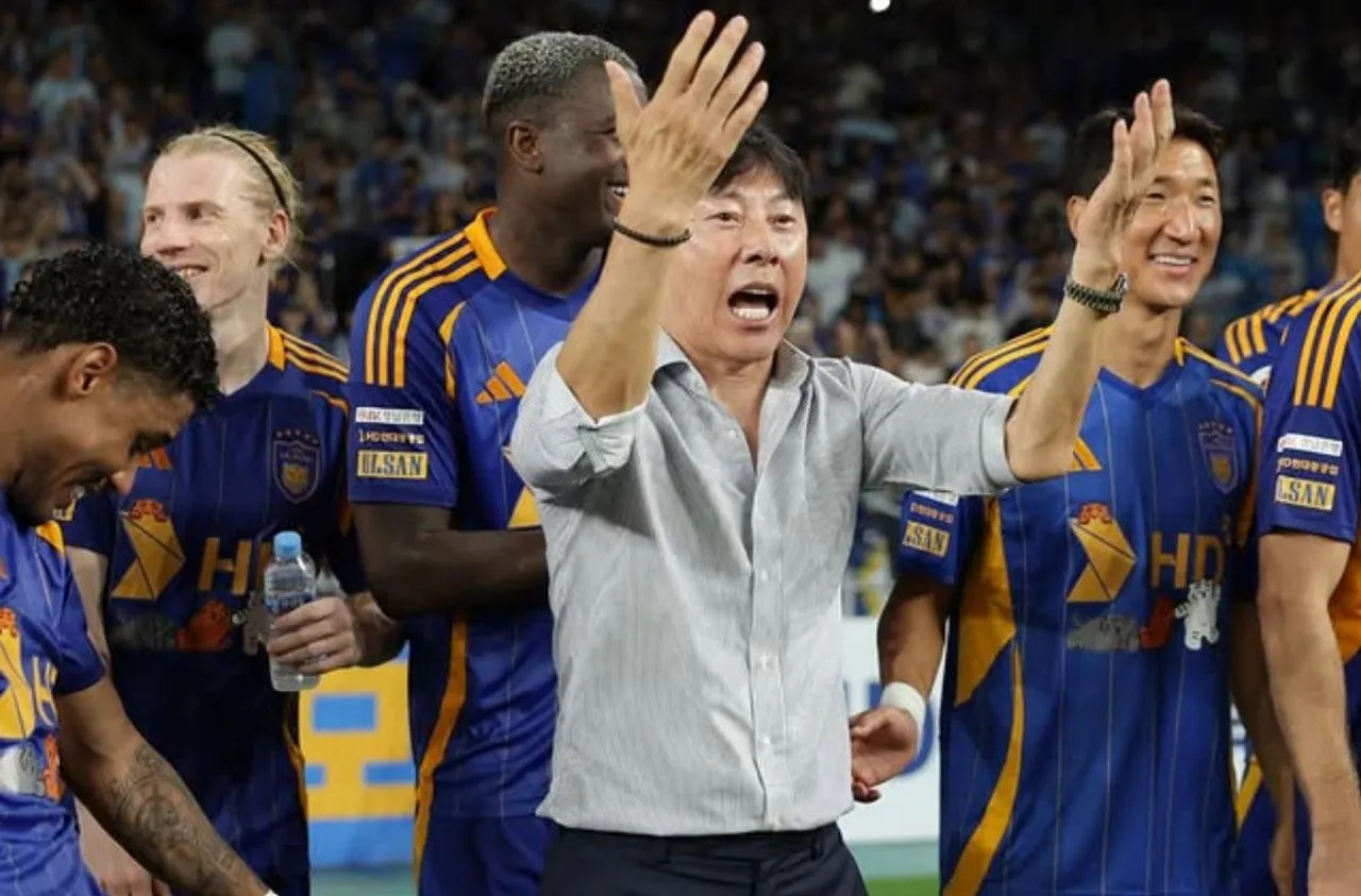 Shin Tae-yong saat menemani anak asuhnya di Ulsan Hyundai/foto: Ofisial Ulsan Hyundai