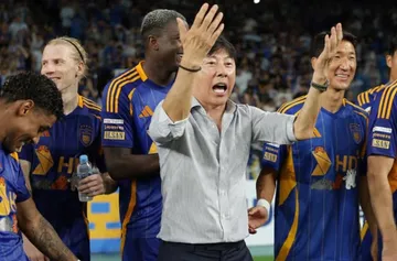 Shin Tae-yong saat menemani anak asuhnya di Ulsan Hyundai/foto: Ofisial Ulsan Hyundai