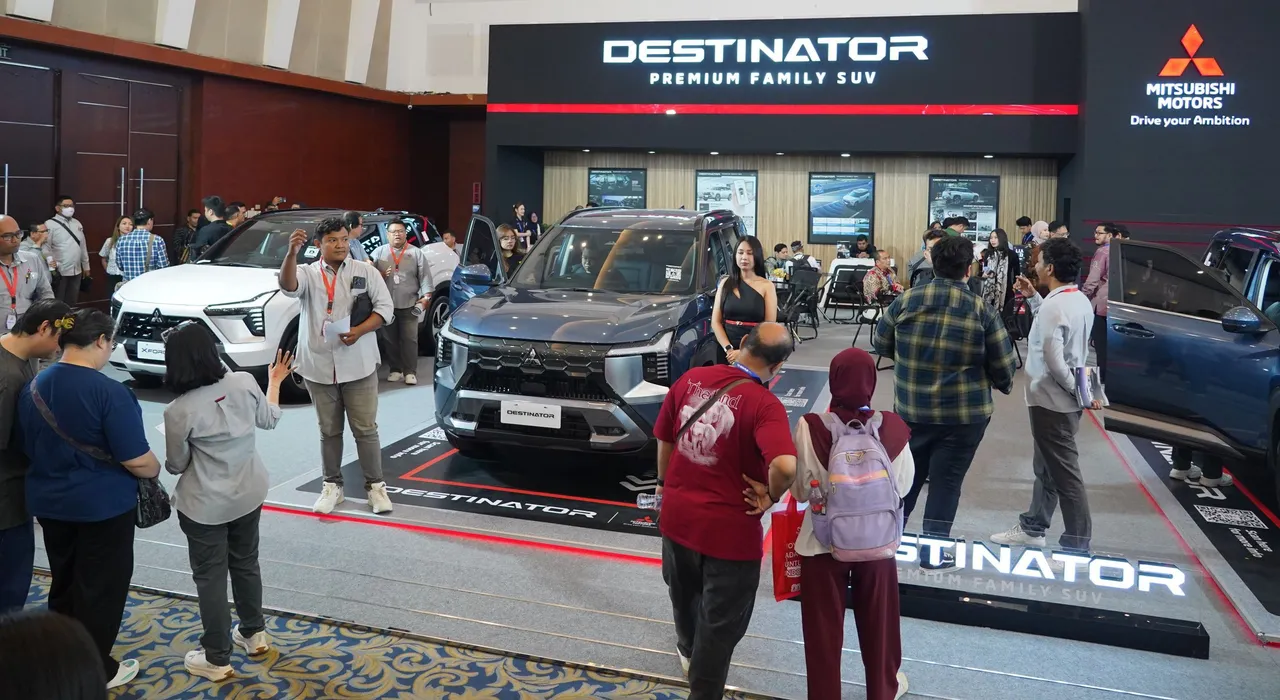 Destinator jadi menu utama booth Mitsubishi di GIIAS Surabaya 2025. (MMKSI)