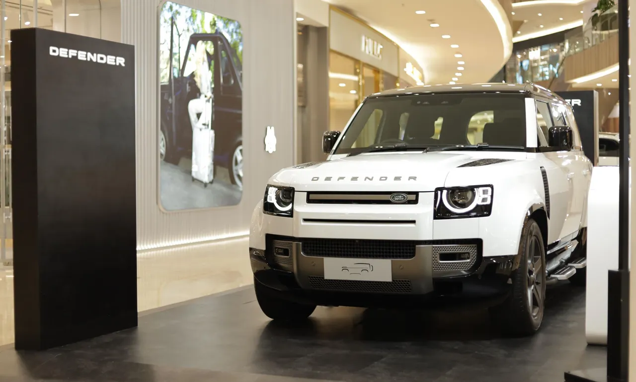 Land Rover Defender 110 di Senayan City. (JLM Auto)