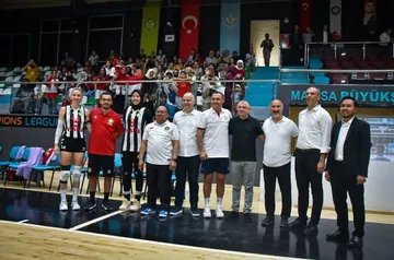Megawati Hangestri debut bersama Manisa BBSK di laga uji coba melawan Altinordu/foto: Manisa BBSK