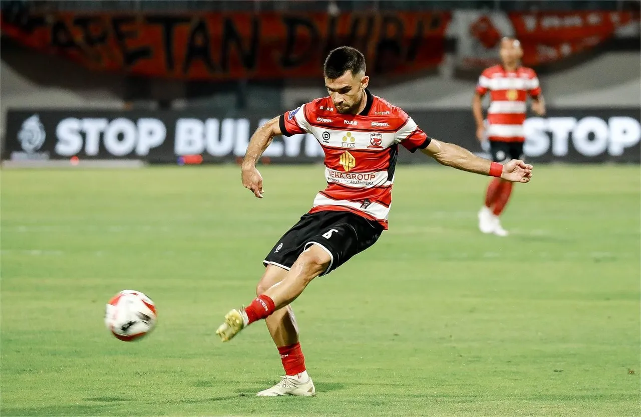 bek asing Madura United, Roger Bonet alias Ruxi