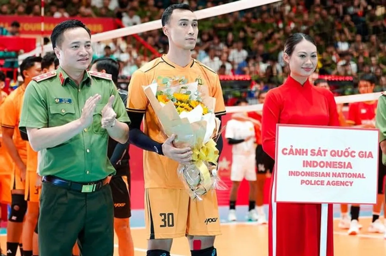 Nizar Julfikar menerima penghargaan best setter di International Police Volleyball Tournament 2025/foto: Ofisial Bhayangkara Volley