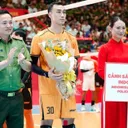 Nizar Julfikar menerima penghargaan best setter di International Police Volleyball Tournament 2025/foto: Ofisial Bhayangkara Volley