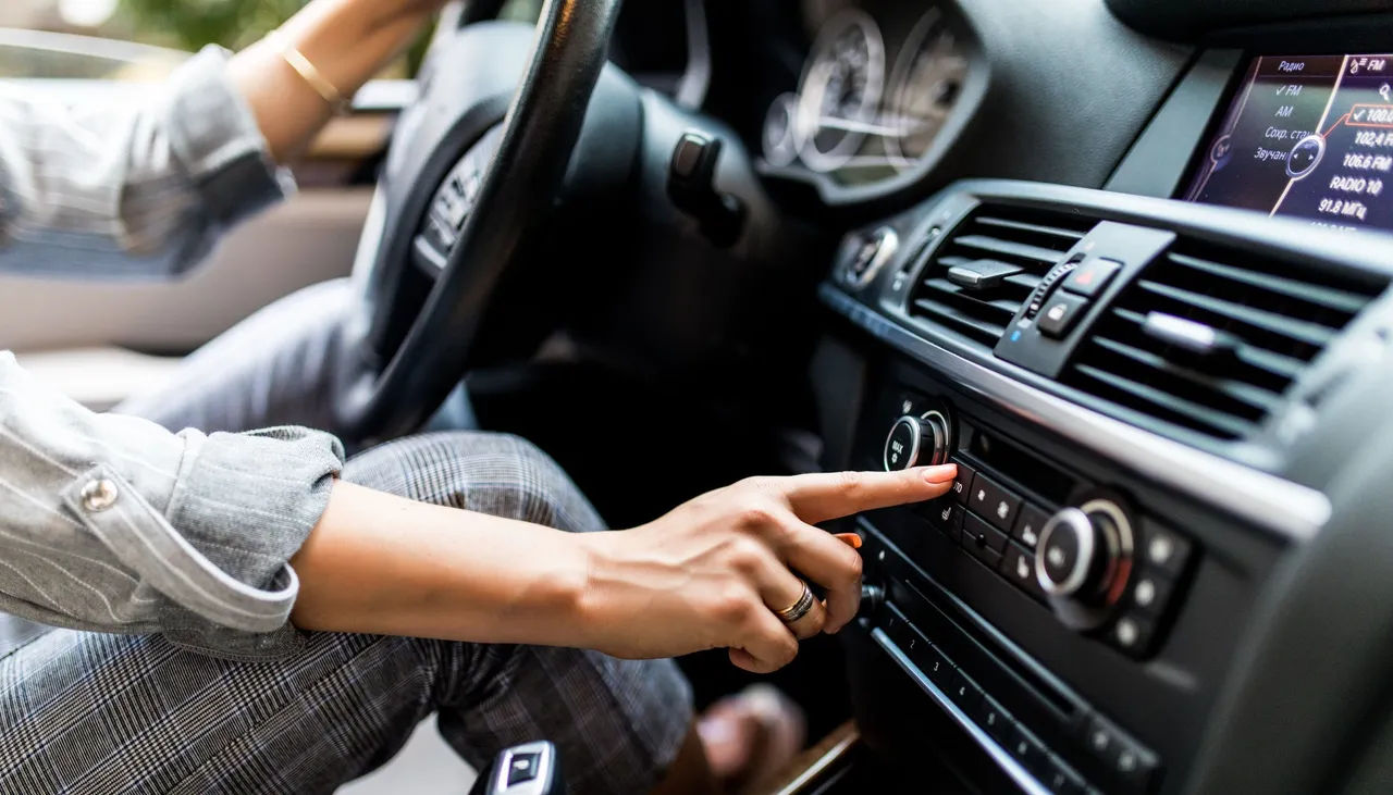 Menggunakan AC mobil secara bijak. (Foto ilustrasi: Freepik)