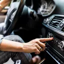 Menggunakan AC mobil secara bijak. (Foto ilustrasi: Freepik)