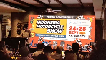 Ketua Umum AISI Johannes Loman di acara konferensi pers IMOS 2025. (Chadie)