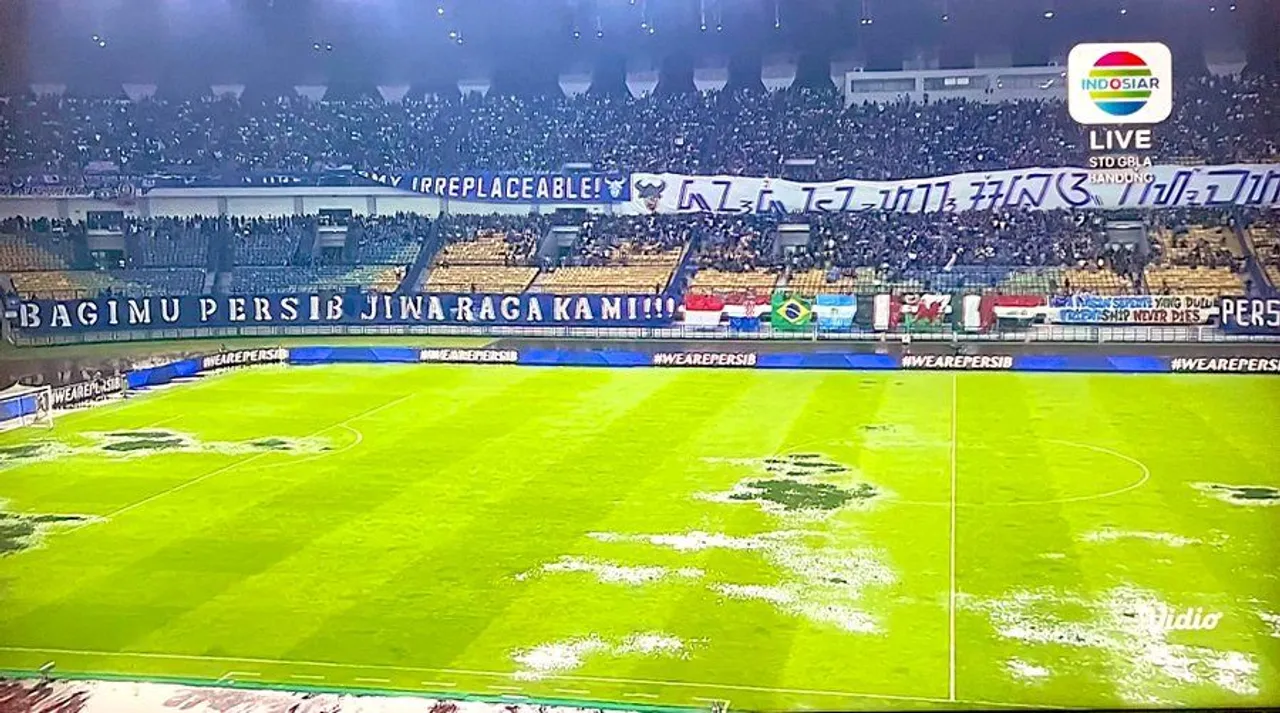 Kondisi lapangan Gelora Bandung Lautan Api banjir usai diguyur hujan lebat/foto: tangkapan layar Indosiar