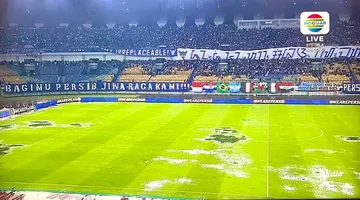 Kondisi lapangan Gelora Bandung Lautan Api banjir usai diguyur hujan lebat/foto: tangkapan layar Indosiar